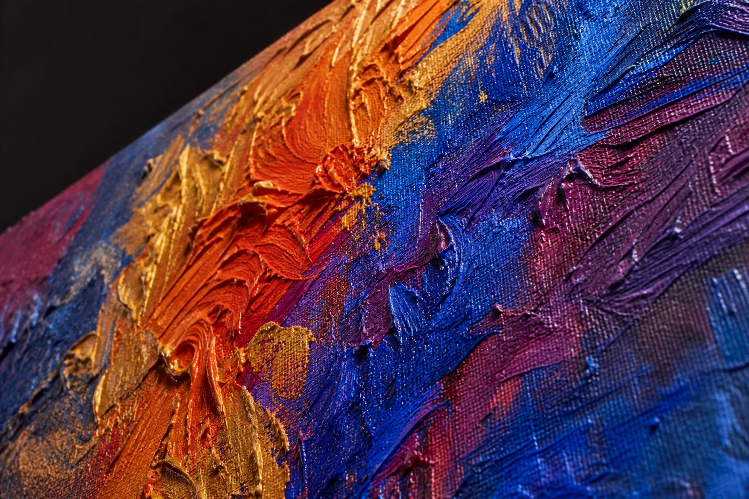 Macrofoto van dikke verf met oranje, blauw en violet impasto